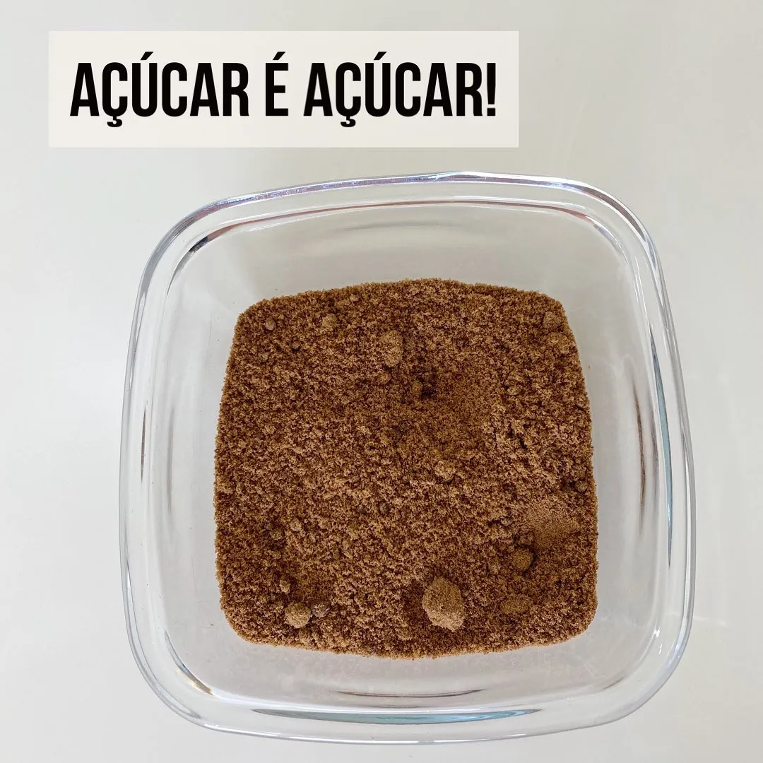 Açúcar mascavo em pote de vidro quadrado sobre fundo claro, com o texto Açúcar é açúcar