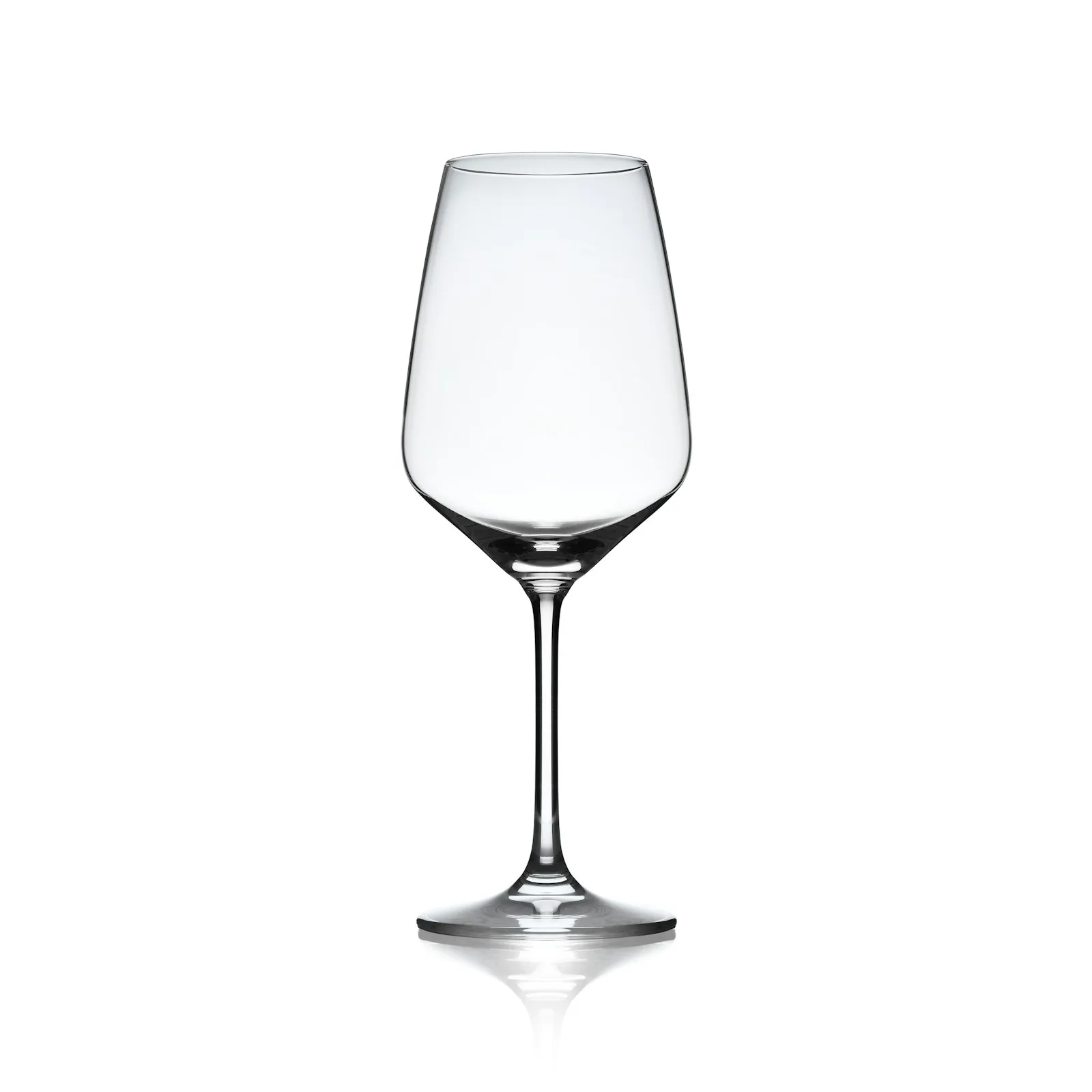 Taça de vinho de cristal vazia com haste longa sobre fundo branco, sobre bebida alcoólica e resultados