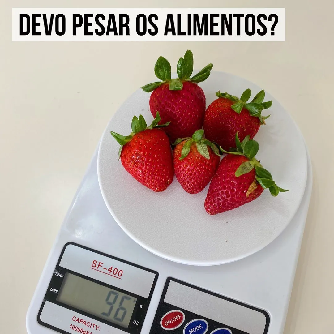 Morangos frescos sobre prato em balança digital de cozinha, ilustrando como pesar os alimentos
