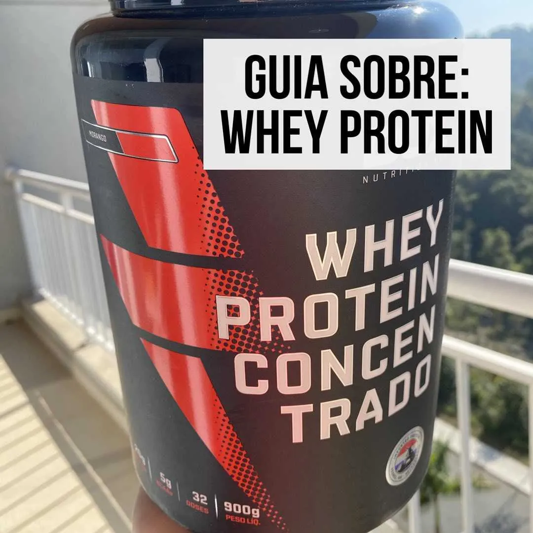 Mão segurando pote de whey protein concentrado sabor morango, com texto Guia sobre whey protein