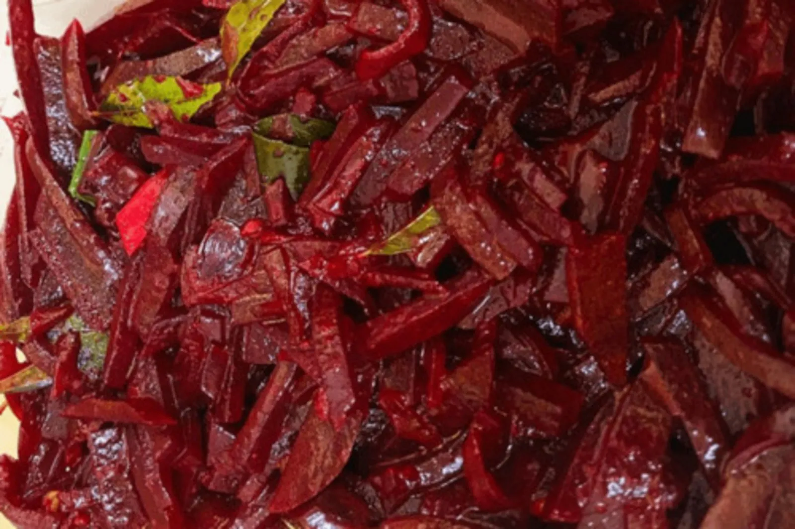 Beterraba cozida cortada em tiras, fonte natural de nitrato para o pré-treino