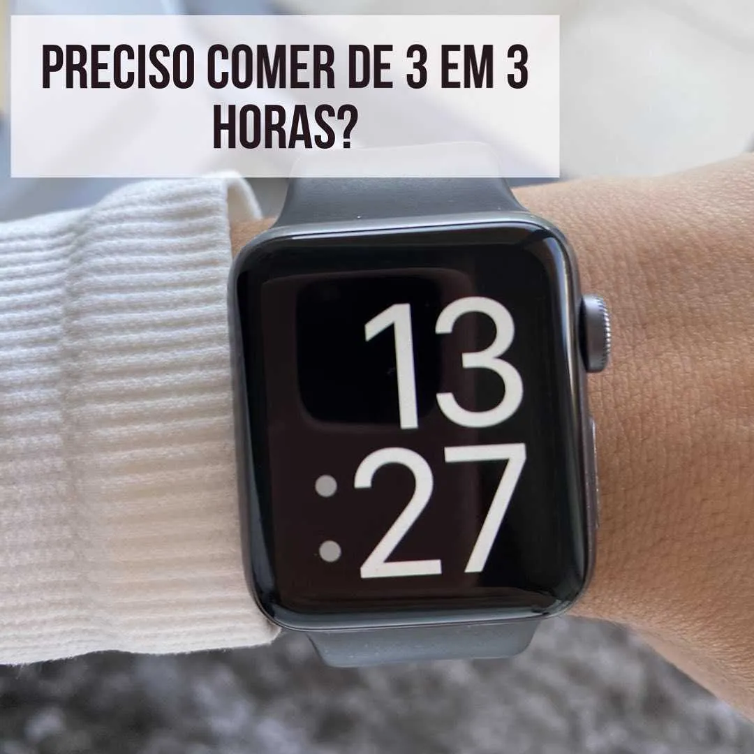 Relogio de pulso marcando 13:27, ilustrando a duvida se preciso comer de 3 em 3 horas