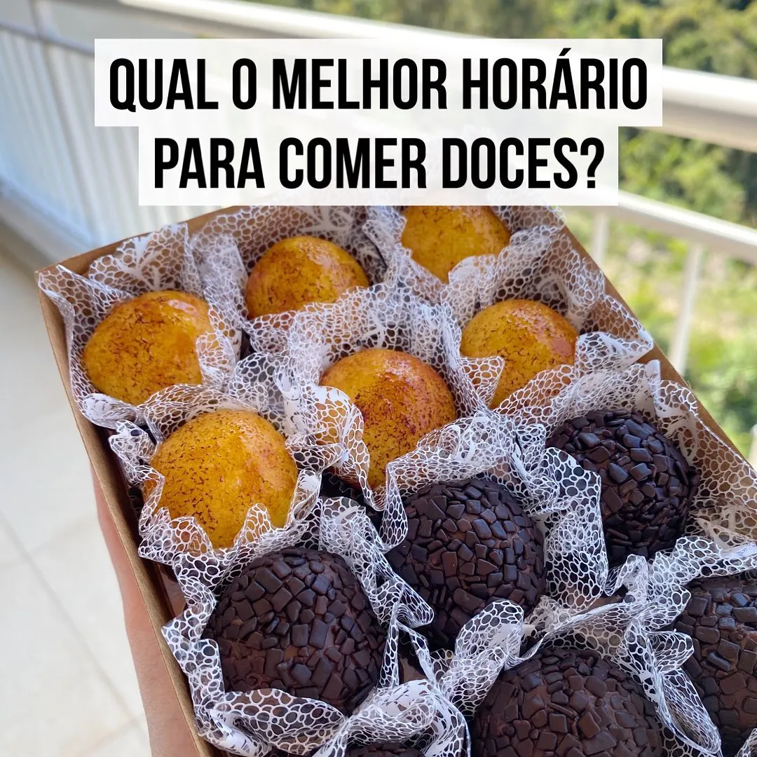 Caixa com brigadeiros e doces em forminhas, sobre o melhor horario para comer doces