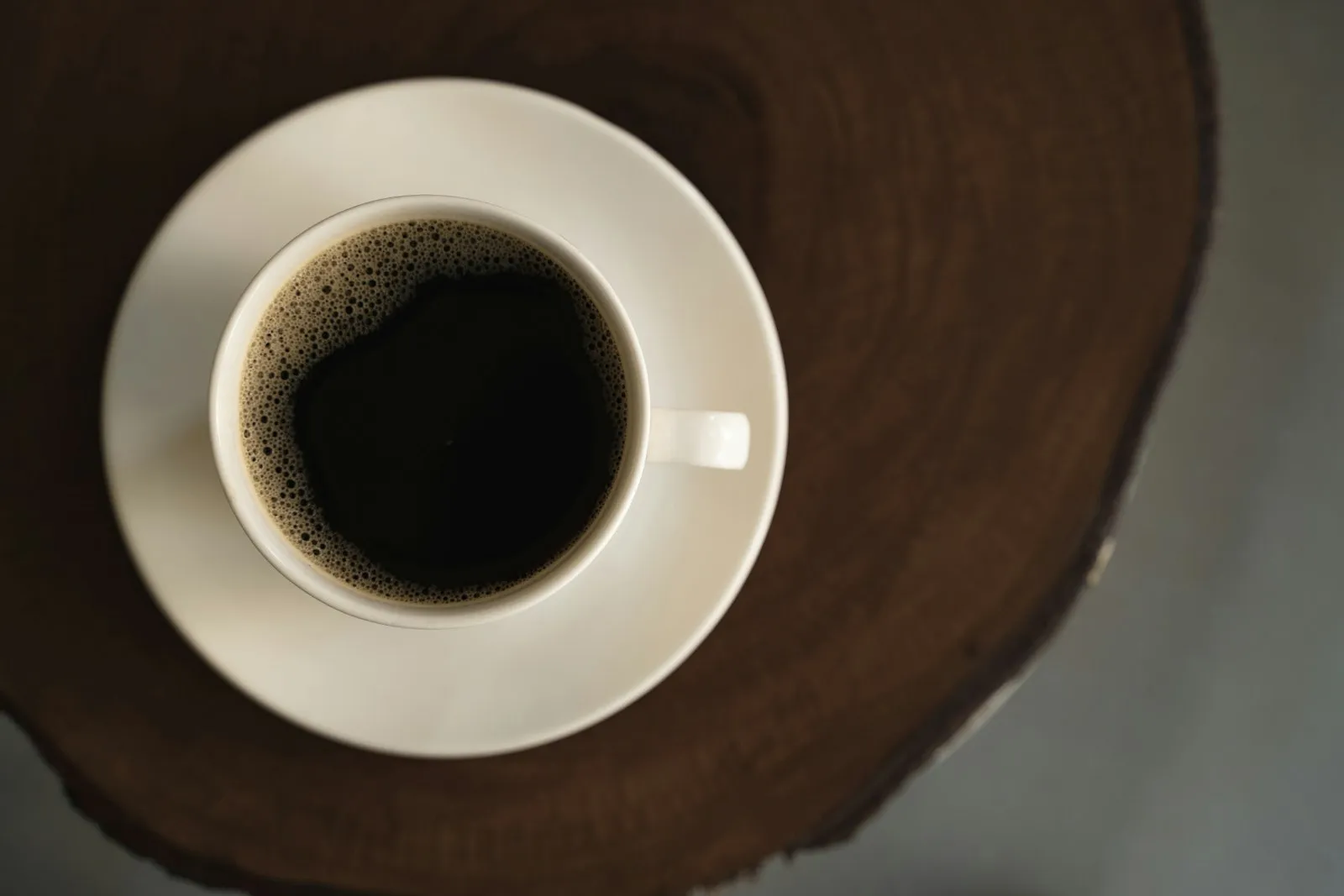 Xícara de café preto sobre a mesa