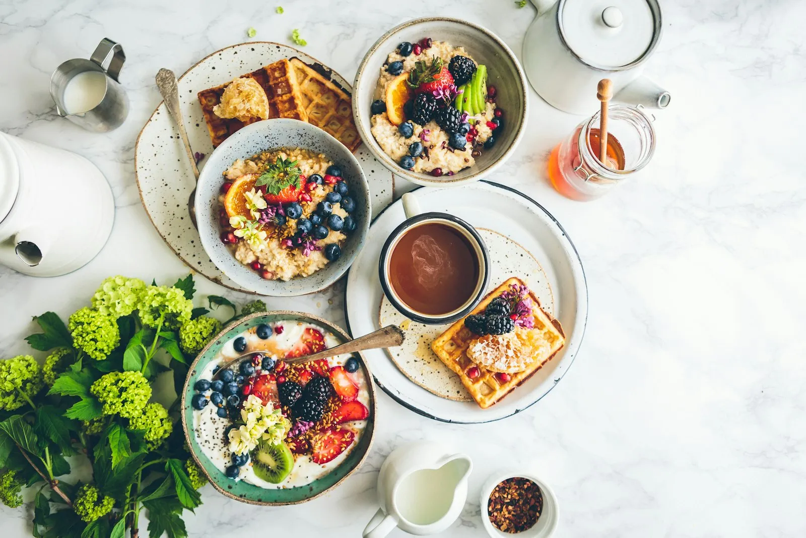 Mesa farta de café da manhã saudável com frutas, ovos e pães